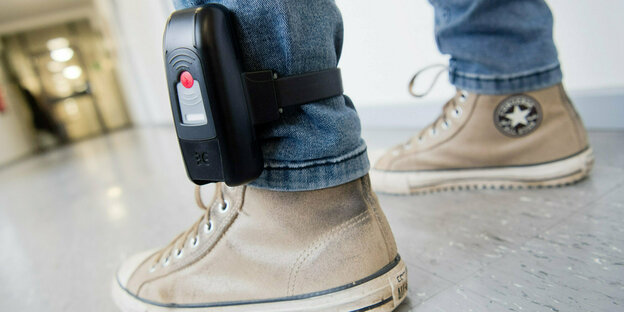 Ein Mann trägt im Landeskriminalamt Hannover eine elektronische Fußfessel
