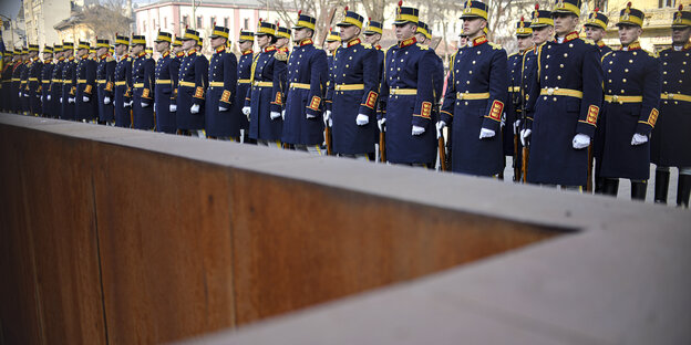 Soldaten der Ehrengarde in blauen Uniformen bei einer Gedenkfeier am Holocaust-Denkmal in Bukarest