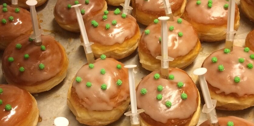 Krapfen mit Spritze, in der Gin Tonic steckt