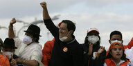 Präsidentschaftskandidat Andres Arauz und Anhänger bei einer Wahlkampfveranstaltung