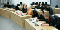 Die Verurteilten mit ihren Anwälten bei der Urteilsverkündung im Oberlandesgericht Dresden