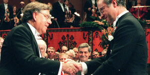 Foto vom 10. Dezember 1995: Paul Crutzen bekommt vom schwedischen König Carl XVI. den Nobelrepis für Chemie