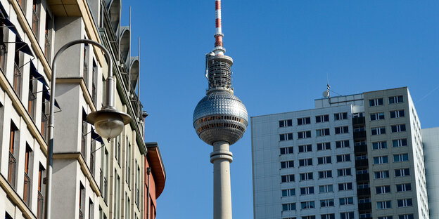Der Berliner Fernsehturm zwischen zwei Mietshäusern. Er sieht eingeengt aus.