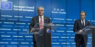EU-Kommissionspräsident Juncker und EU-Rats-Chef Tusk stehen vor einer blauen Wand.