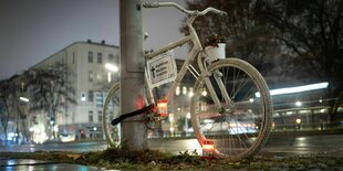 Weißes "Geisterfahrrad" am Savignyplatz