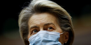 Ursula von der Leyen mit Mundschutz