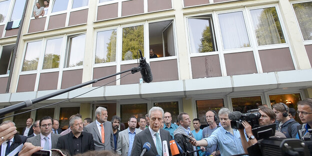 Ministerpräsident von Sachsen, Stanislaw tillich (CDU), umringt von Pressevertretern vor der Asylbewerberunterkunft in Freital.
