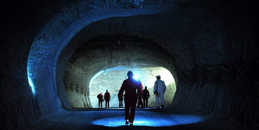 Menschen in Bergwerkstunnel