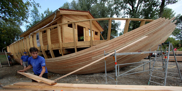 Eine Arche aus Holz mit Bootsbauer