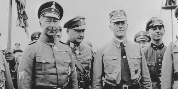 historische Aufnahme von Kronprinz Wilhelm und anderen Männern in Uniformen