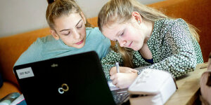 Zwei Mädchen machen Hausaufgaben