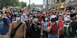 Ganz viele Menschen bei einer Demo in Rangun. Alle tragen Mundschutz, viele halten ihre Smartphones in die Höhe