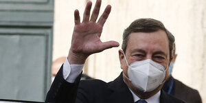 Mario Draghi, früherer Präsident der Europäischen Zentralbank (EZB), winkt beim Verlassen des Palazzo Montecitorio