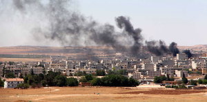 Über dem syrischen Kobane steigt Rauch auf.
