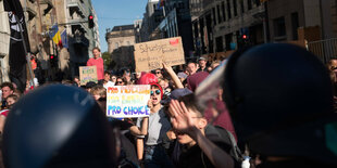 Aufnahme von Gegendemonstrant:innen beim fundamentalsitischen "Marsch für das Leben".