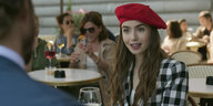 Stil aus Emily in Paris, Mädchen mit rotem Hut