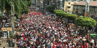 Menschenmenge auf der Straße in Yangon, Myanmar