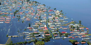 Luftaufnahme von unter Wasser stehenden Wohnhäusern