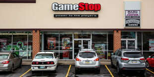 Laden der GameStop-Kette, davor 3 Autos