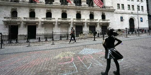 mit kreide auf den Boden vor dem New Yorker Wallstreetgebäude gemaltes Graffitti zur Gamestop-Aktie