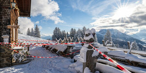 Absperrung vor verschneiter Almhütte in Tirol, Österreich
