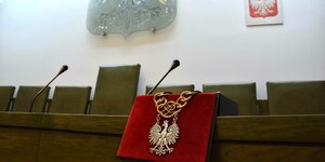 Eine leere Richterbank im Gerichtssal des Surpreme Court in Warschau
