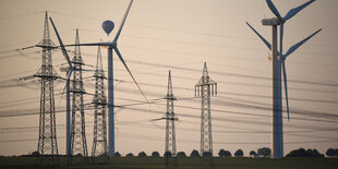 Windräder, Strommaste, Heißluftballon