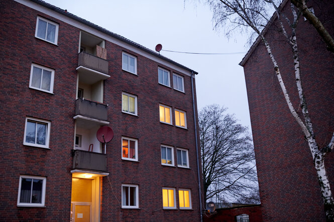 Ein vierstöckiges Haus aus Klinker