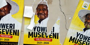 Ugandas Präsident Ugandas Präsident Yoweri Museveni auf zum Teil abgerissenen Wahlplakaten