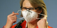Bildungsministerin Anja Karliczek (CDU) mit einer KN95-Maske