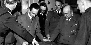 Goebbels und Nazigrößen mit Juden gestohlenem Gold