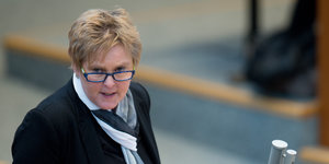 Die Politikerin Monika Pieper hält eine Rede im Landtag