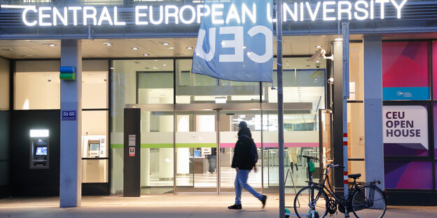 Eim Mann läuft vor der Hochschule Central European University CEU in Wien