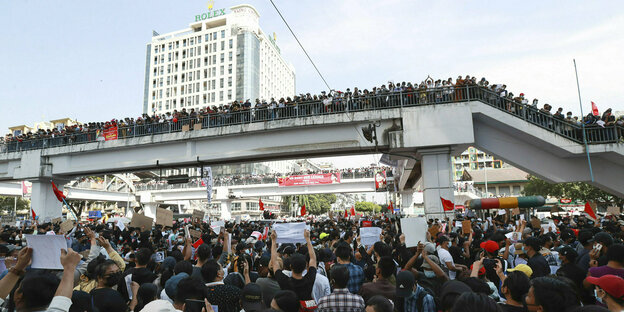 Demonstration in Yangon - Viele Menschen auf der Straße und auf einer Fußgängerbrücke