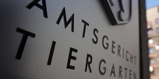 Schriftzug und Wappen am Eingang zum Amtsgericht Tiergarten