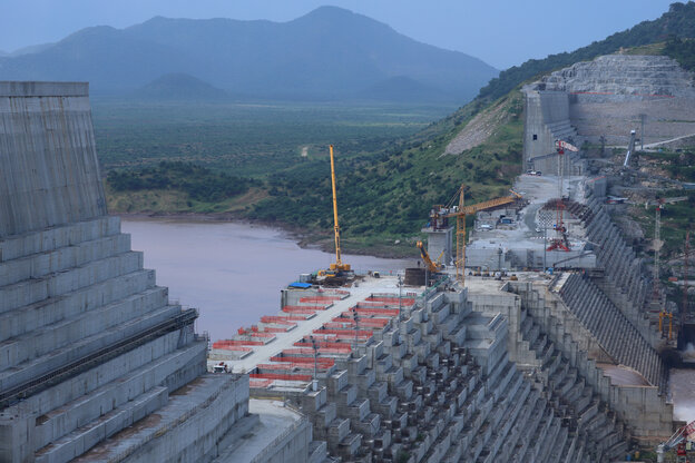 Ein im Bau befindlicher massiver Staudamm