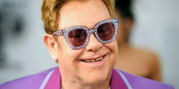 Elton John mit Glitzerbrille