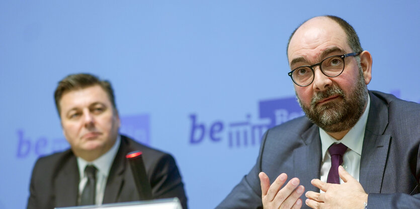 Innensenator Andreas Geisel und Michael Fischer sitzen bei einer Pressekonferenz nebeneinander