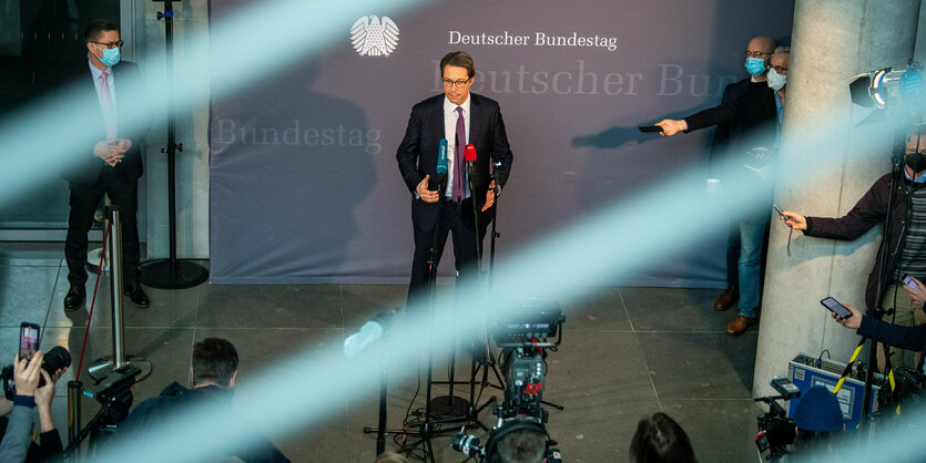 Bundesverkehrsminister Andreas Scheuer spricht bei einem Statement, bevor er als Zeuge in der Sitzung des Maut-Untersuchungsausschusses des Bundestags aussagt