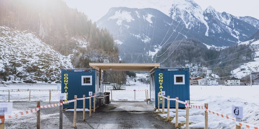 Eine geschlossene Corona-Teststation im Zillertal