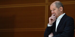 Portrait Olaf Scholz in Denkerpose