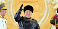 Nordkoreas Machthaber Kim Jong Un winkt Genossen auf einem Parteitag zu