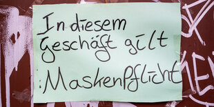 Schild "In diesem Geschäft gilt Maskenpflicht"