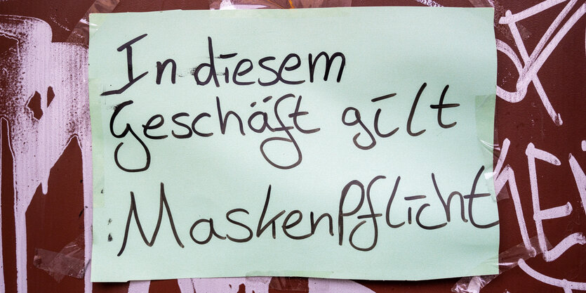 Schild "In diesem Geschäft gilt Maskenpflicht"