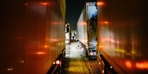 Lastkraftwagen stehen dicht gedrängt auf einer Fahrbahn der Autobahnraststätte Garbsen Nord. Lastkraftwagenfahrer erwischt der Wintereinbruch besonders hart, sie müssen bei Temperaturen um die -15 Grad auf überfüllten Autobahnraststätten übernachten