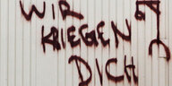 Auf einer Containerwand in Leipzig ist der Schriftzug "Wir kriegen dich" und ein Galgen gesprüht.