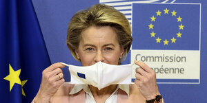 Brüssel: Ursula von der Leyen, Präsidentin der Europäischen Kommission, setzt vor einem Treffen ihren Mund-Nasen-Schutz auf.