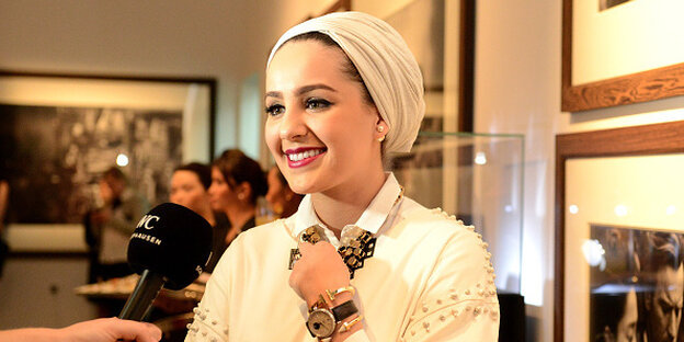 Ascia Al Faraj im Jahr 2014 gibt ein Interview - sie trägt auffälligen Schmuck und einen weißen Turban