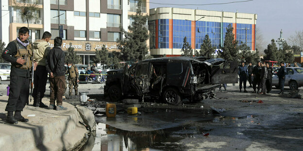 Ein zerstörtes Auto nach einem Bombenaschlag in Kabul