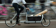 Ein Teilnehmer des 2. Internationalen Lastenradrennens fährt mit seinem Lastenfahrrad auf dem Tempelhofer Feld in Berlin